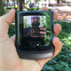 Es posible sacar selfies usando la cámara principal, cerrando el Razr 5G.